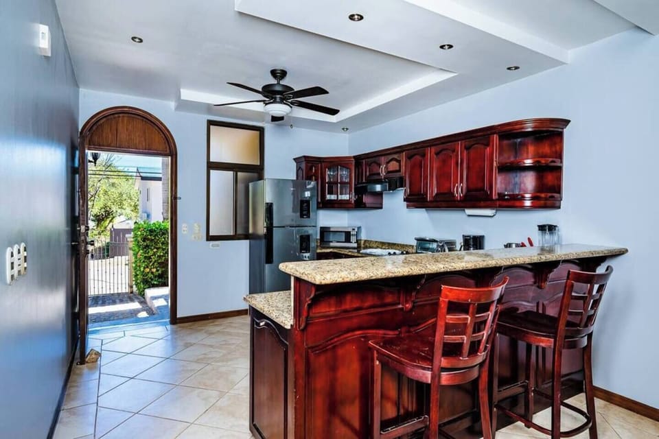 Spacious kitchen counter at Guapinol condo in Langosta Beach—ideal for casual meals, meal prep, or morning coffee before heading out to explore Tamarindo’s beaches, surf spots, and vibrant dining scene just a short walk away. 