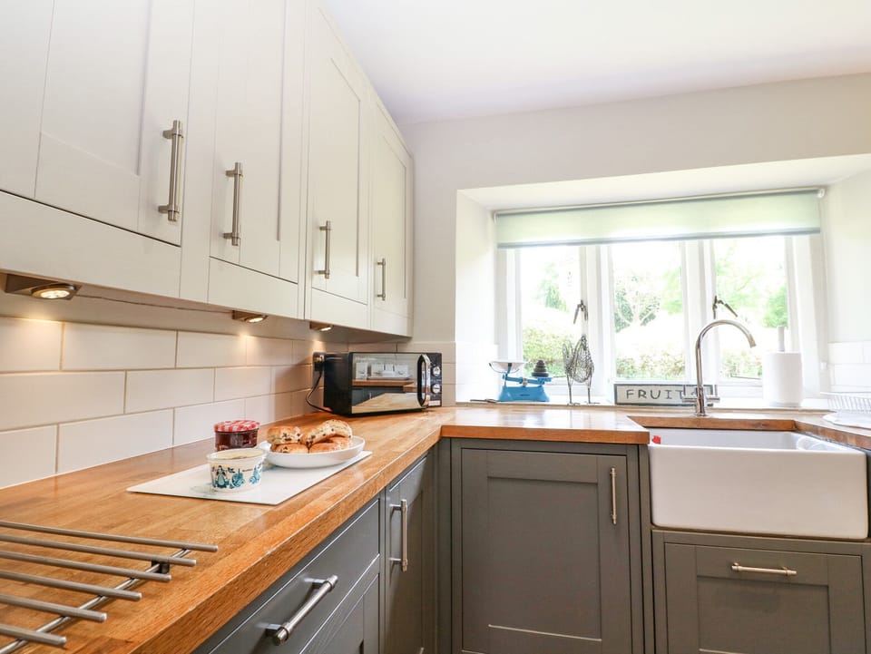 Cottage | Private kitchen | Fridge, dishwasher, electric kettle, cookware/dishes/utensils