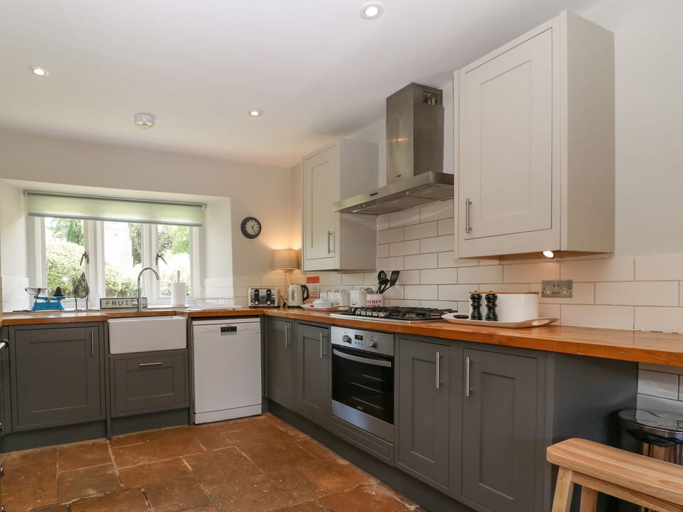 Cottage | Private kitchen | Fridge, dishwasher, electric kettle, cookware/dishes/utensils
