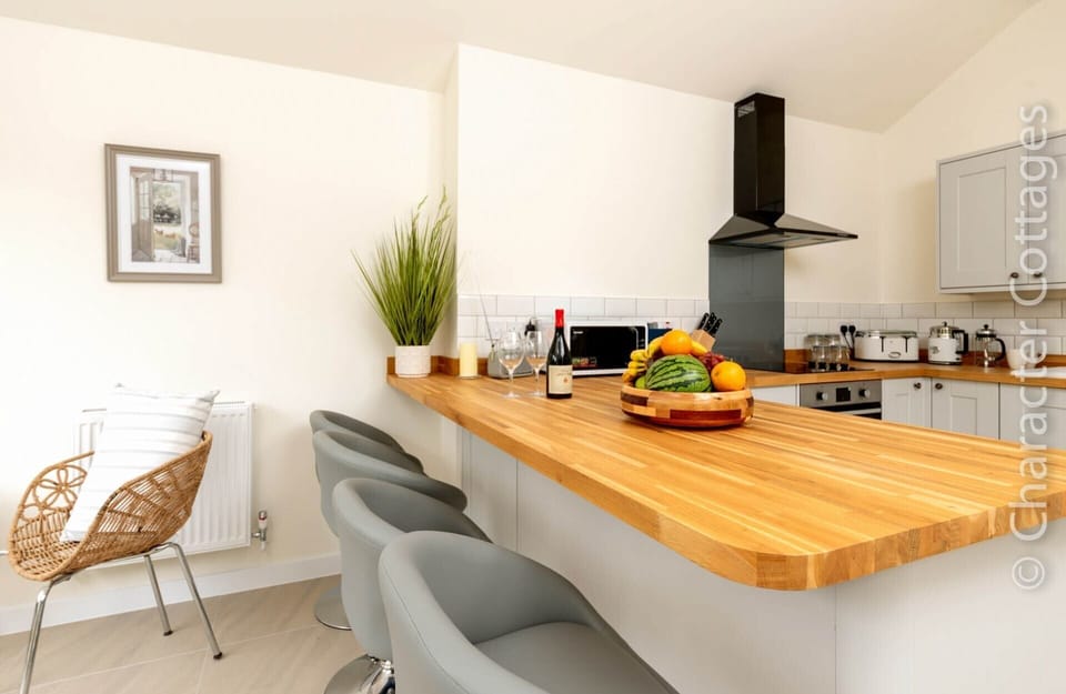 Cottage | Private kitchen | Fridge, dishwasher, electric kettle, toaster