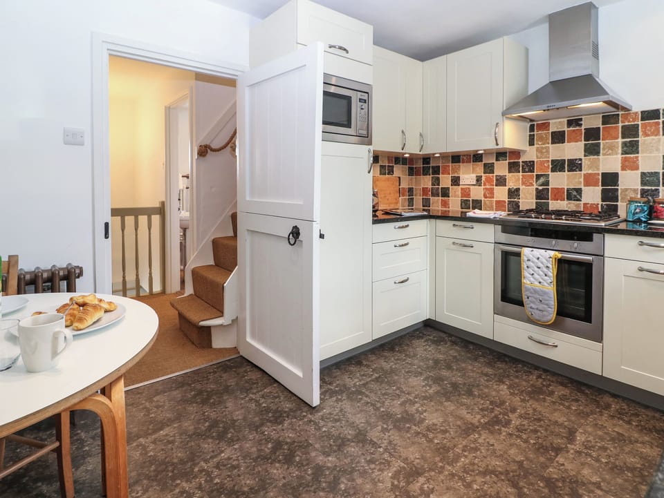 Cottage | Private kitchen | Fridge, dishwasher, electric kettle, toaster