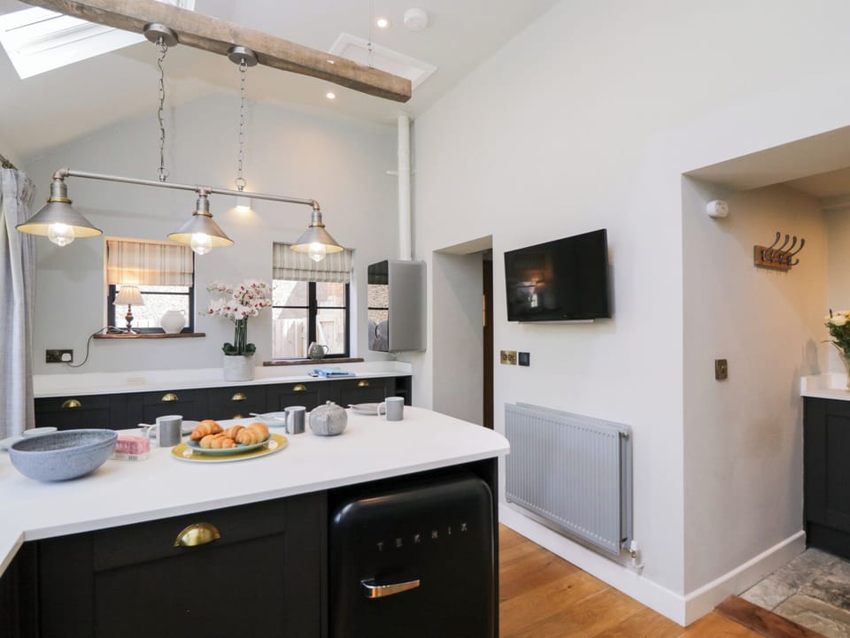 Cottage | Private kitchen | Fridge, dishwasher, electric kettle, toaster