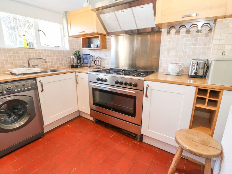 Cottage | Private kitchen | Fridge, microwave, electric kettle, toaster
