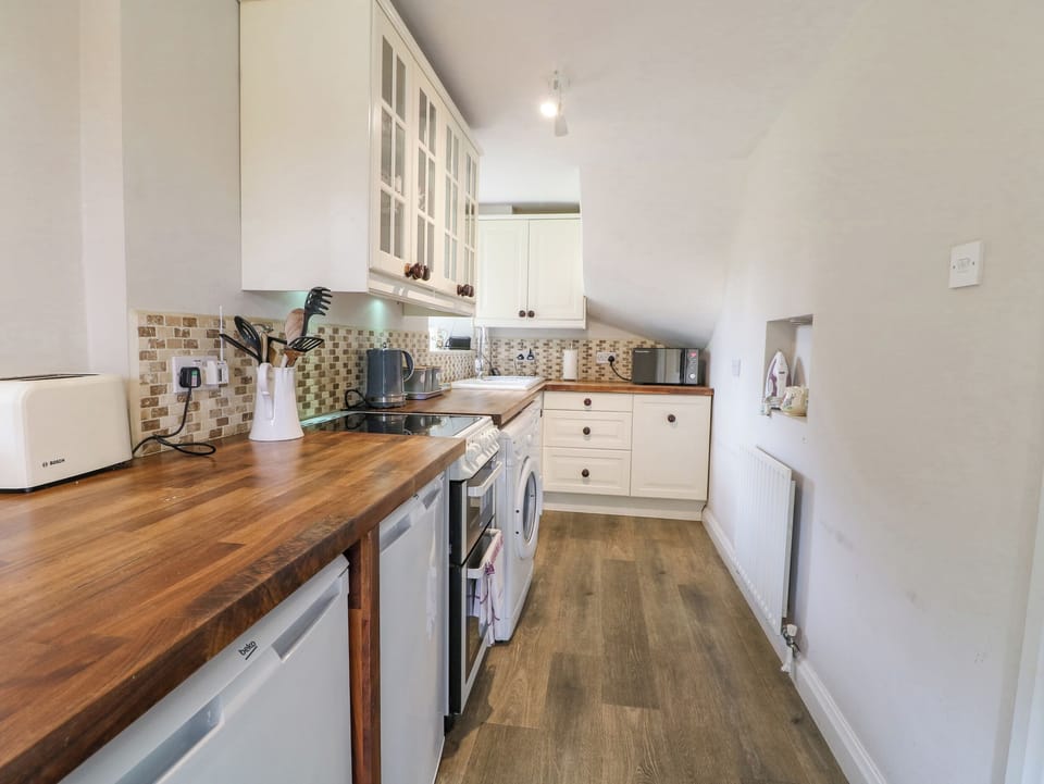 Cottage | Private kitchen | Dishwasher, cookware/dishes/utensils