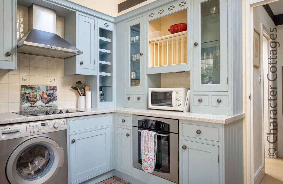 Cottage | Private kitchen | Fridge, microwave, dishwasher, electric kettle