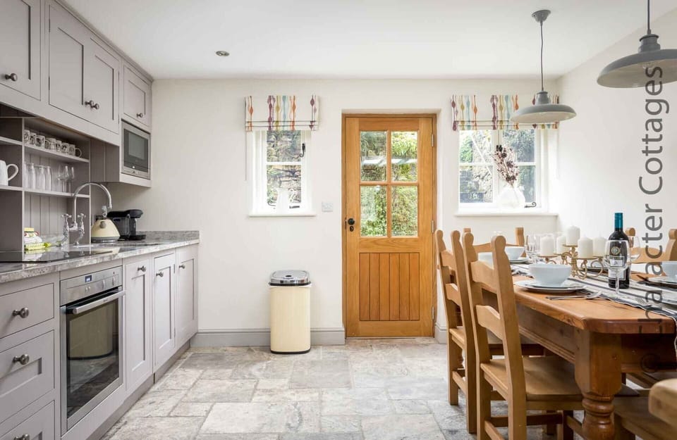 Cottage | Private kitchen | Fridge, microwave, dishwasher, electric kettle