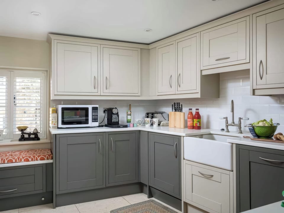 Cottage | Private kitchen | Fridge, microwave, dishwasher, electric kettle