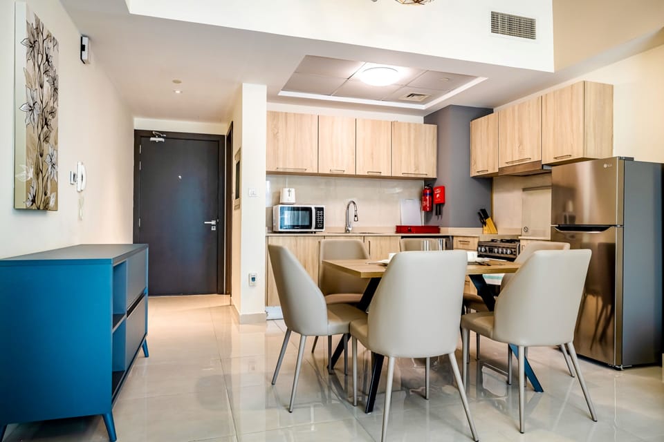Full-size fridge, microwave, oven, stovetop
