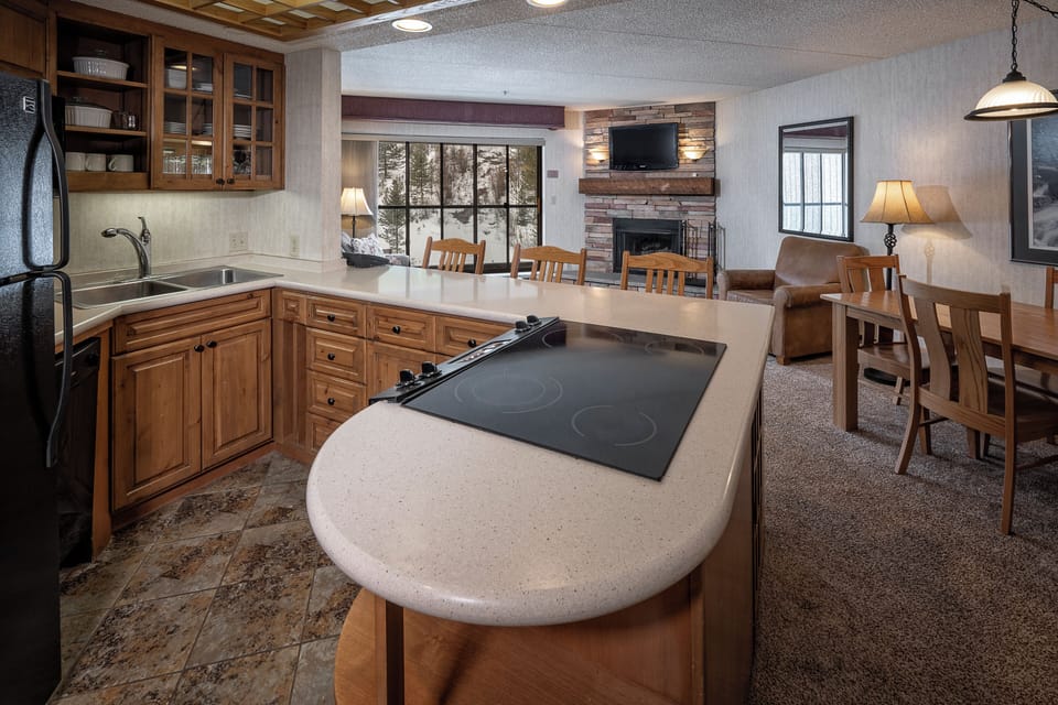 Suite, 1 Bedroom, Mountainside | Private kitchen | Fridge, microwave, coffee/tea maker