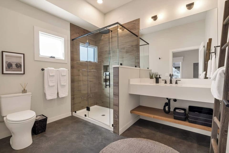 Downstairs ensuite bath 