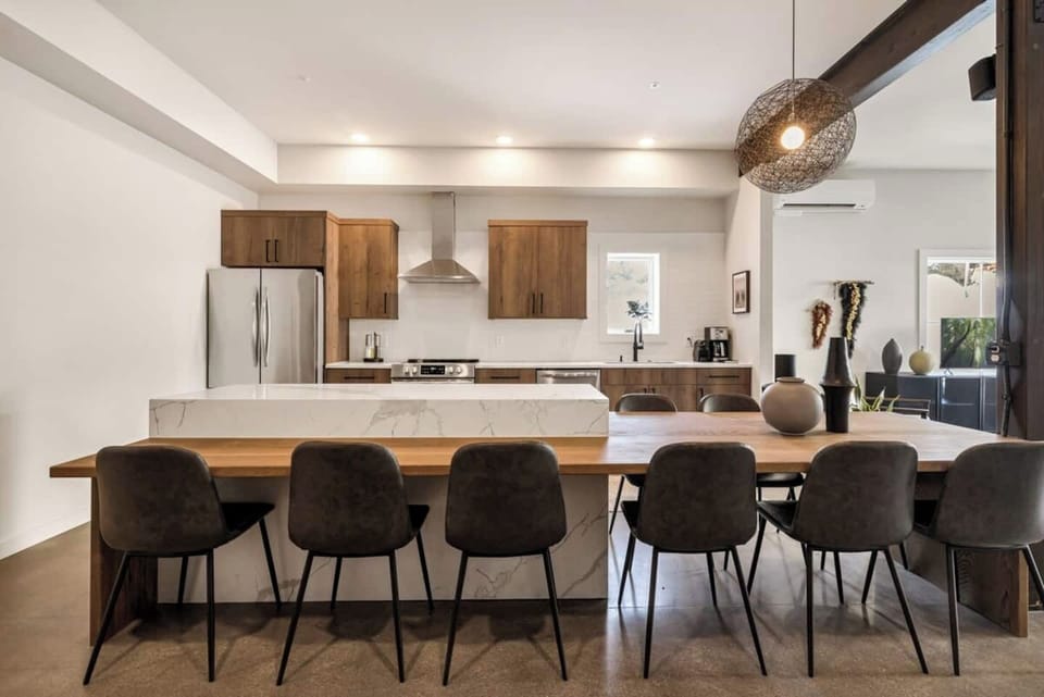 Kitchen and dining seating