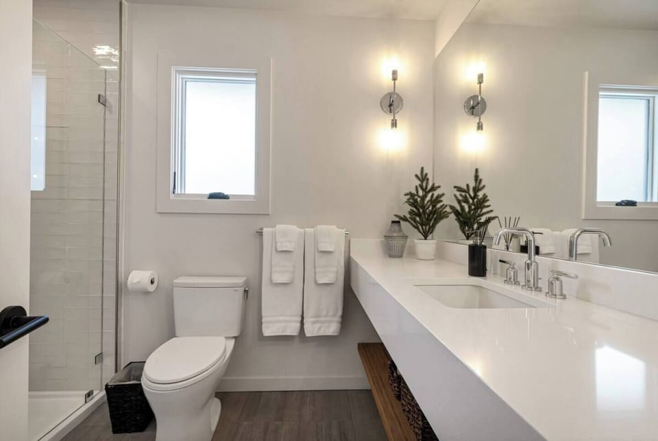 Upstairs ensuite bath 