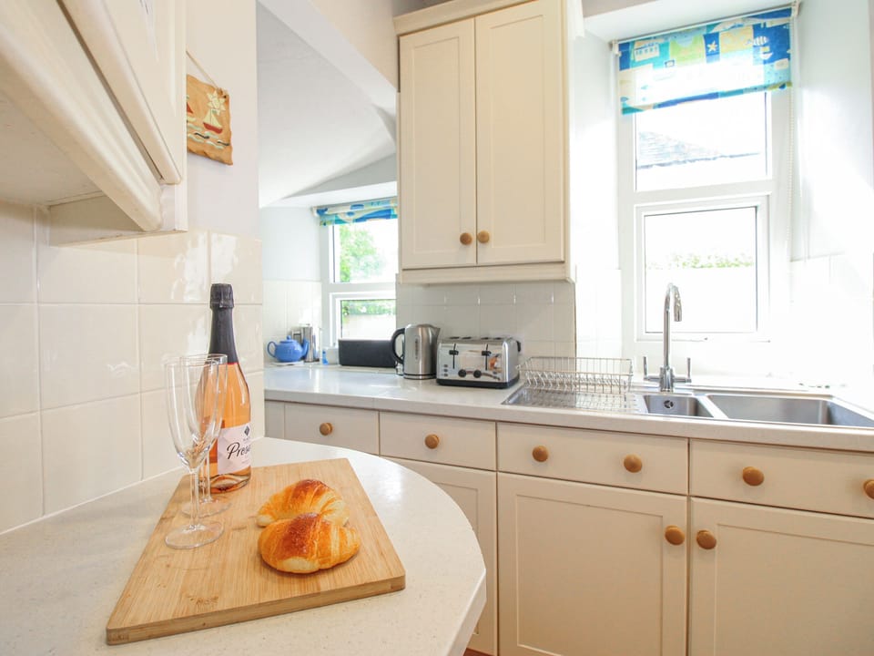 Cottage | Private kitchen | Fridge, microwave, dishwasher, electric kettle