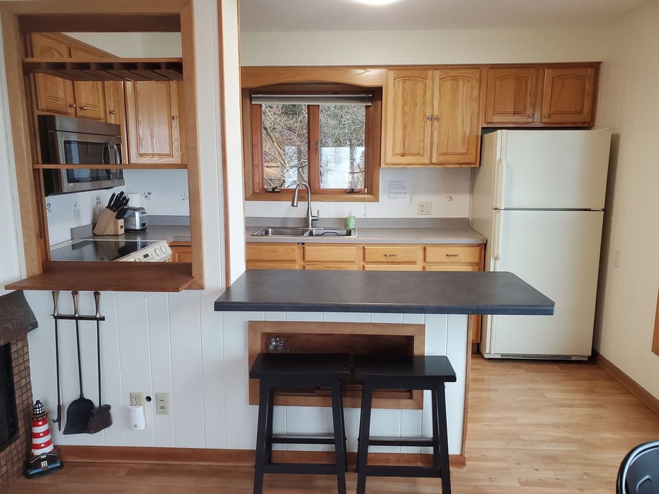 Full Kitchen with Counter seating