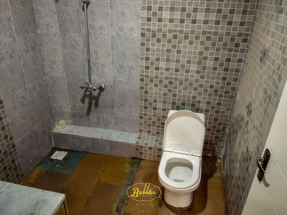 Shower, rainfall showerhead, free toiletries, towels