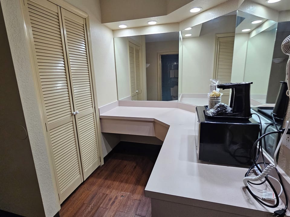 Room, 1 King Bed, Jetted Tub | Desk, blackout drapes, iron/ironing board, free WiFi