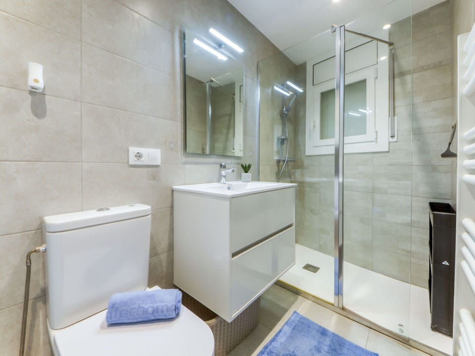 Mirror, Plumbing Fixture, Sink, Tap, Property, Bathroom, Interior Design, Bathroom Sink, Floor