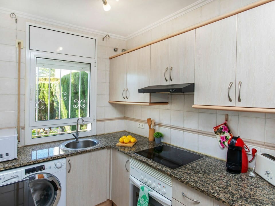 Countertop, Kitchen Sink, Tap, Cabinetry, Sink, Property, Plumbing Fixture, Kitchen, Kitchen Stove, Window