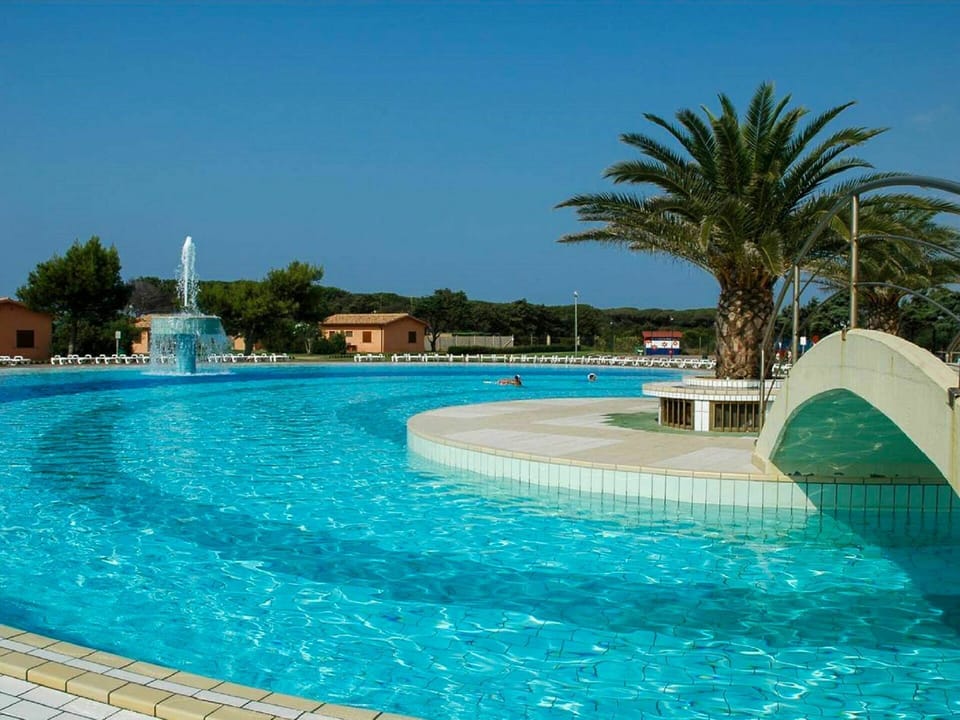 Water, Sky, Blue, Swimming Pool, Tree, Leisure, Arecales, Aqua, Outdoor Furniture, Building