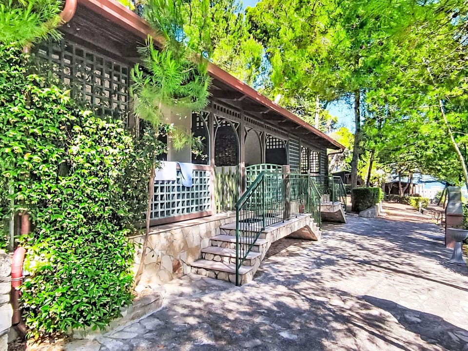 Shade, Garden, Fence, Outdoor Structure, Yard, Flagstone, Outdoor Furniture, Backyard, Walkway, Eco Hotel