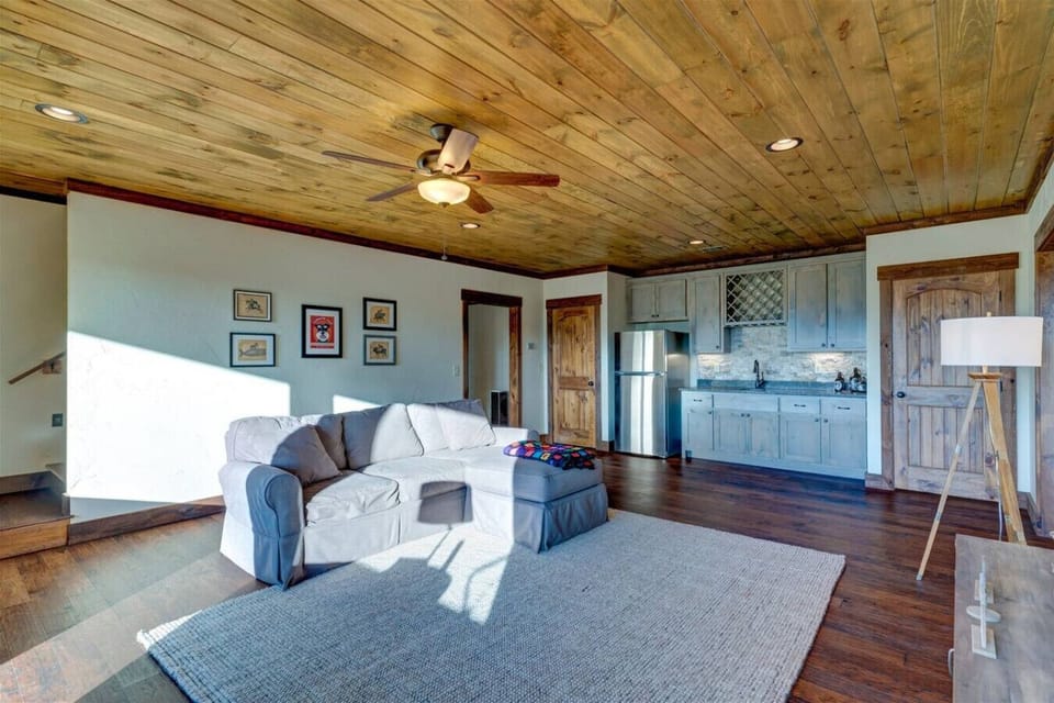 Luxury 3br/3.5ba Blue Ridge cabin rental with Great Views and Hot Tub