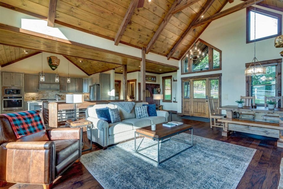 Luxury 3br/3.5ba Blue Ridge cabin rental with Great Views and Hot Tub