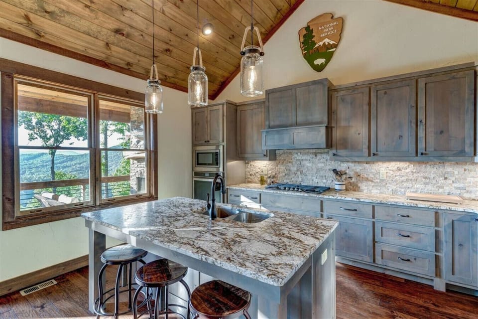 Luxury 3br/3.5ba Blue Ridge cabin rental with Great Views and Hot Tub