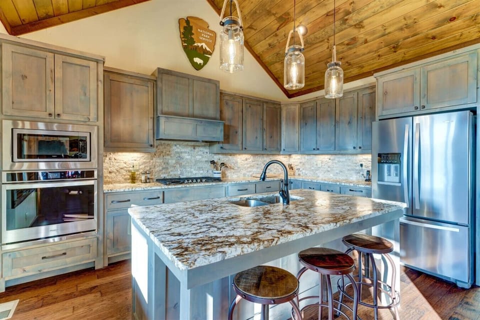 Luxury 3br/3.5ba Blue Ridge cabin rental with Great Views and Hot Tub
