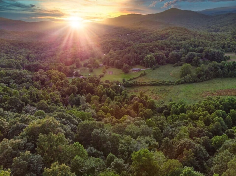 Luxury 3br/3.5ba Blue Ridge cabin rental with Great Views and Hot Tub