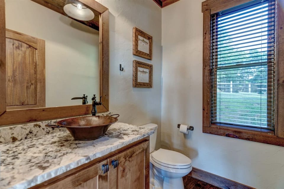 Luxury 3br/3.5ba Blue Ridge cabin rental with Great Views and Hot Tub