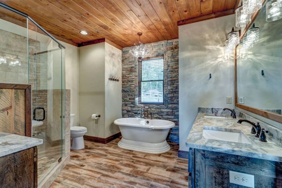 Luxury 3br/3.5ba Blue Ridge cabin rental with Great Views and Hot Tub