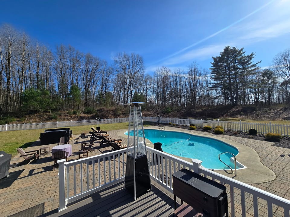 New Trek Deck View: Heated In-Ground Pool, HotTub, Firepit/Heater, BBQ, 10 Acres