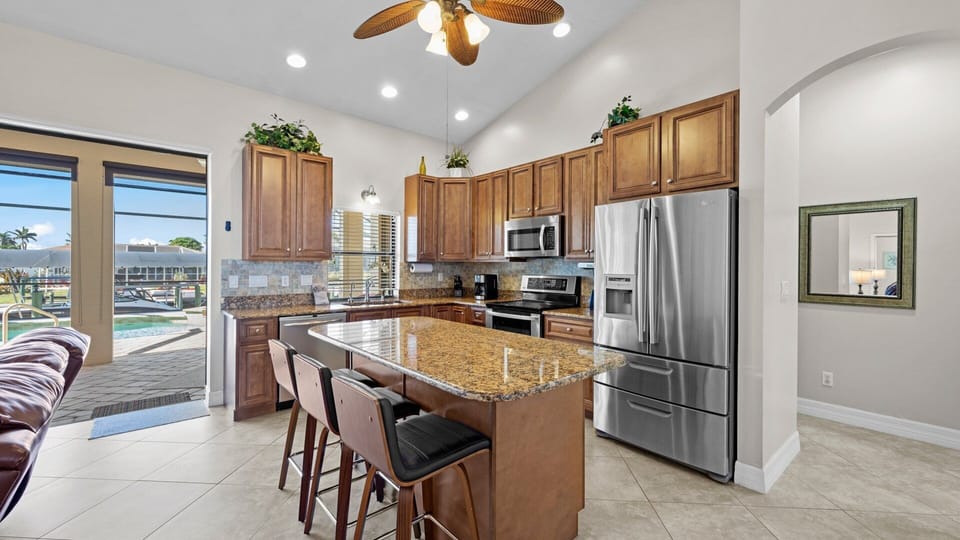Kitchen and breakfast bar