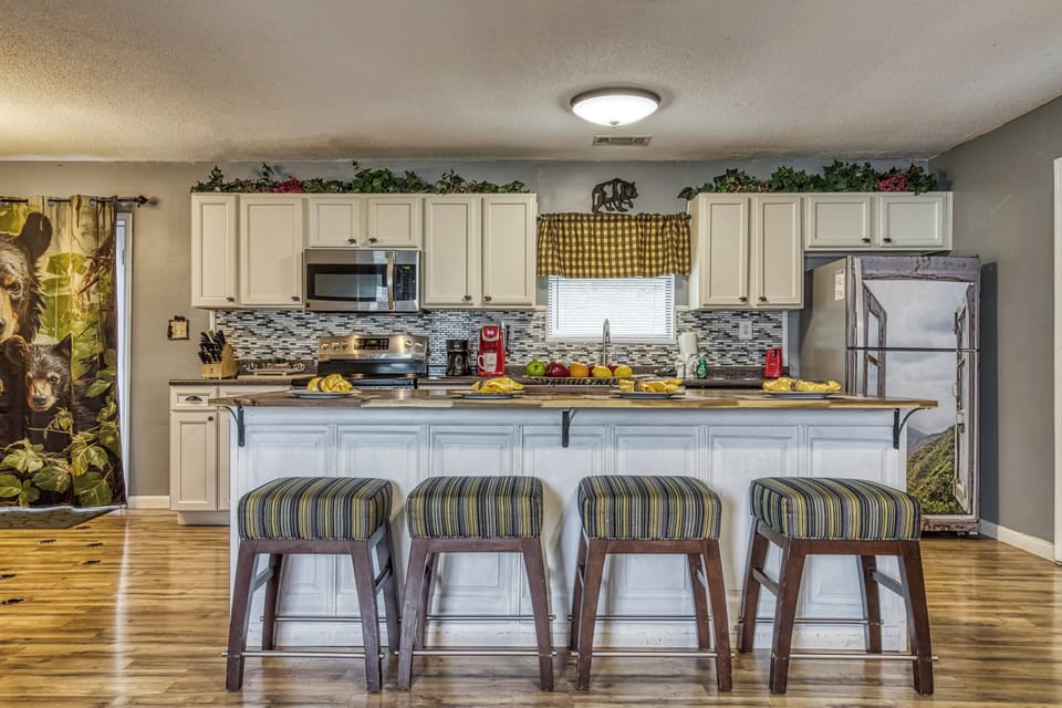Cabin near Dollywood "Four Bearoom Cottage" - Kitchen island and bar stools