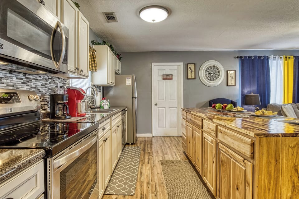 Cottage near Dollywood "Four Bearoom Cottage" - Kitchen island and fully furnished kitchen