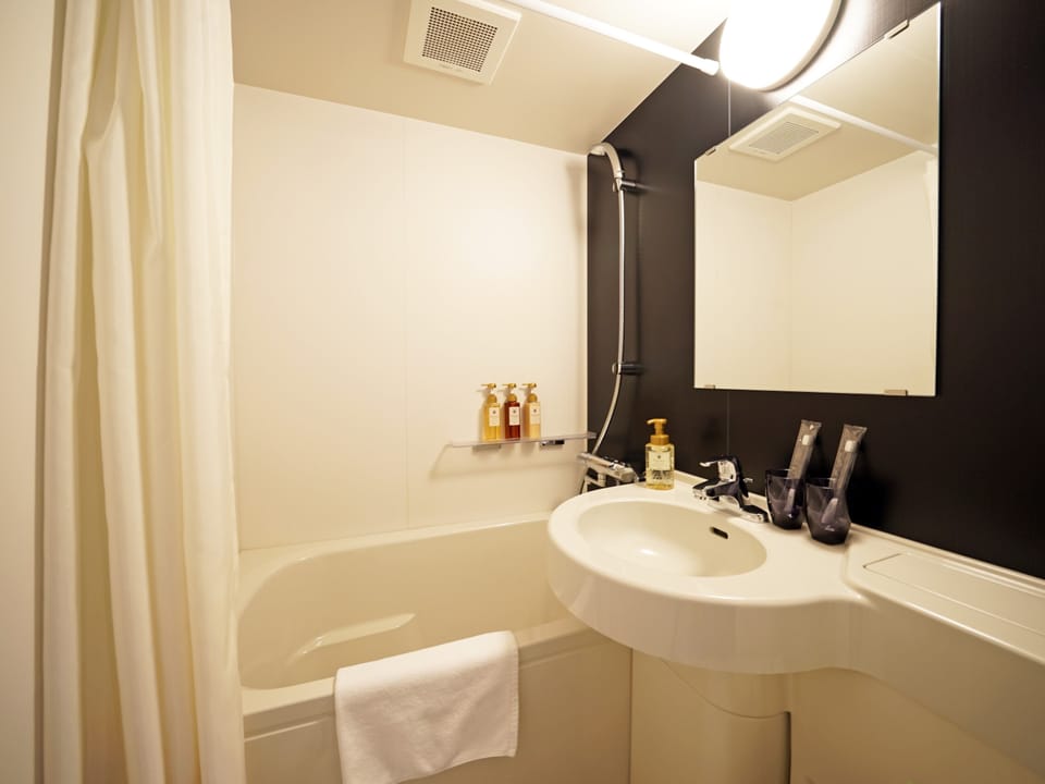 Combined shower/tub, hair dryer, slippers, towels