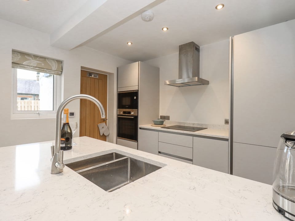 Cottage | Private kitchen | Fridge, dishwasher, electric kettle, toaster