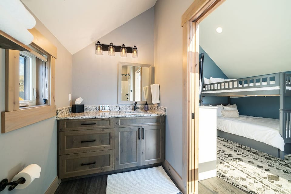 Bunk Room Ensuite Bath