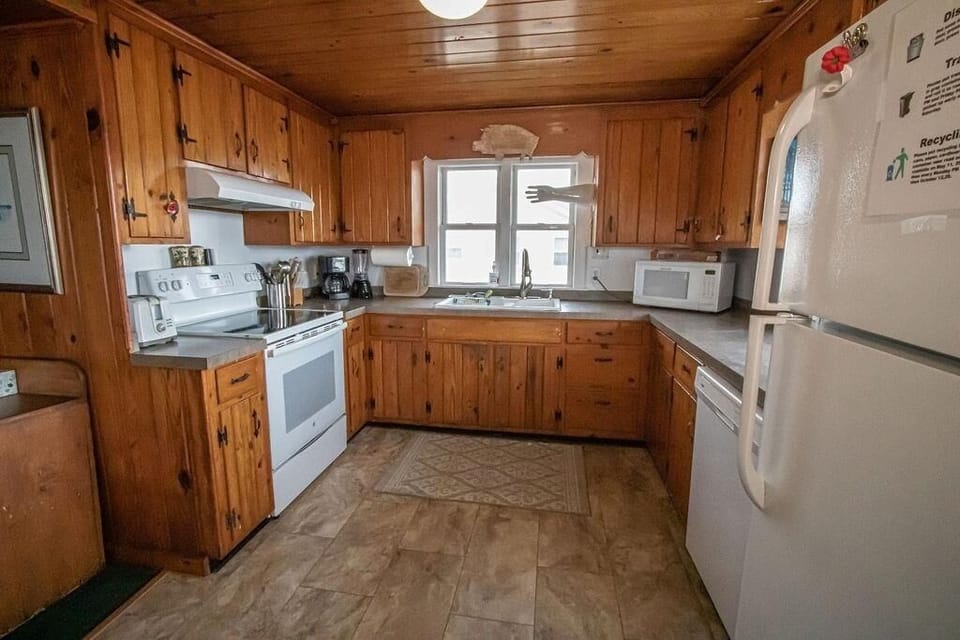 House, 2 Bedrooms | Private kitchen | Fridge, oven, coffee/tea maker, toaster