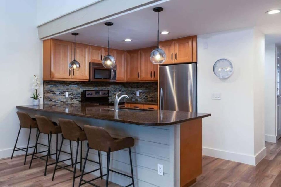 Kitchen bar with seating for 4