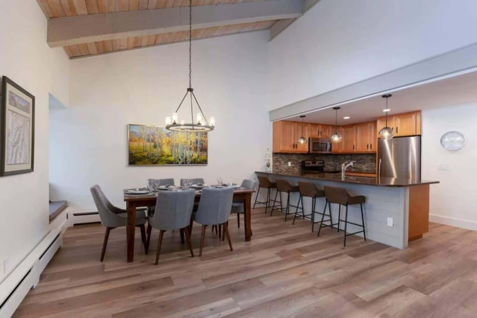 Spacious dining area with seating for 6 at the table and 4 at the bar