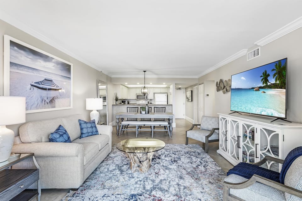 Comfortable livingroom with 50 " TV. Seats 6


Living Room