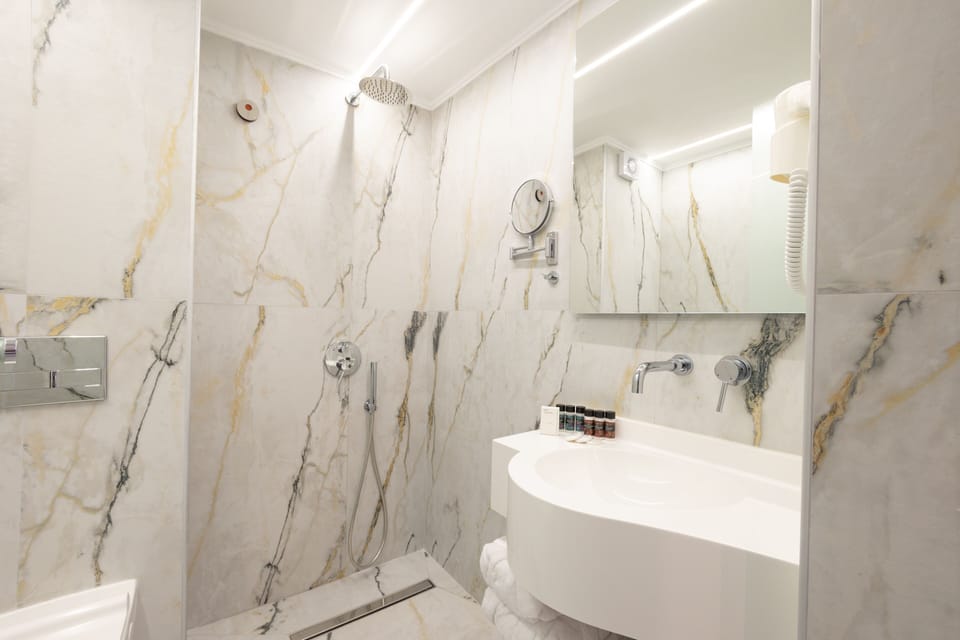 Single Room | Bathroom | Rainfall showerhead, free toiletries, hair dryer, slippers