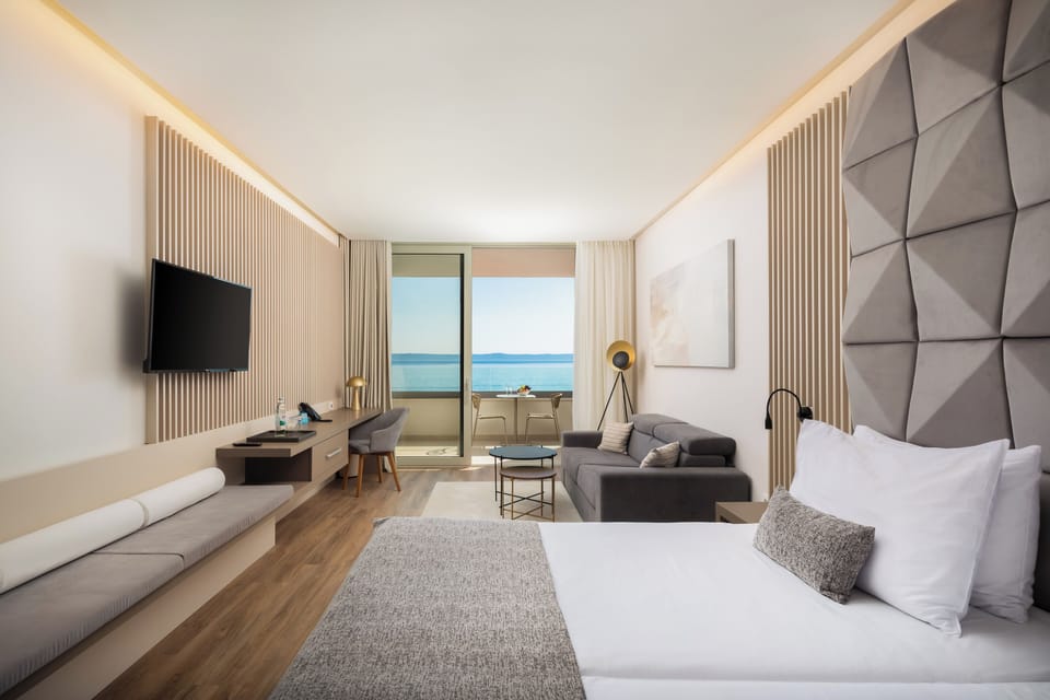 Luxury room with sea view balcony | Hypo-allergenic bedding, minibar, desk, laptop workspace