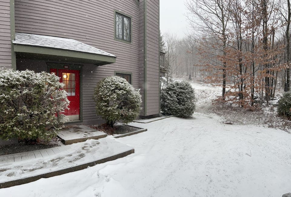 Private Ground Floor Entry- Queen's Highway trail at tree line