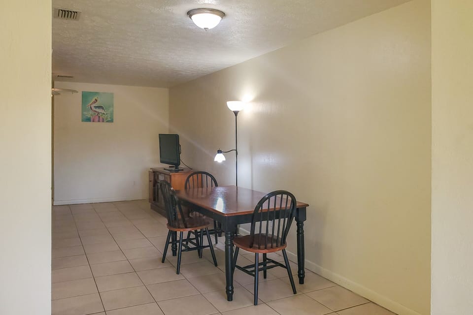 Studio Suite, 1 Queen Bed, Kitchen | Free WiFi, bed sheets