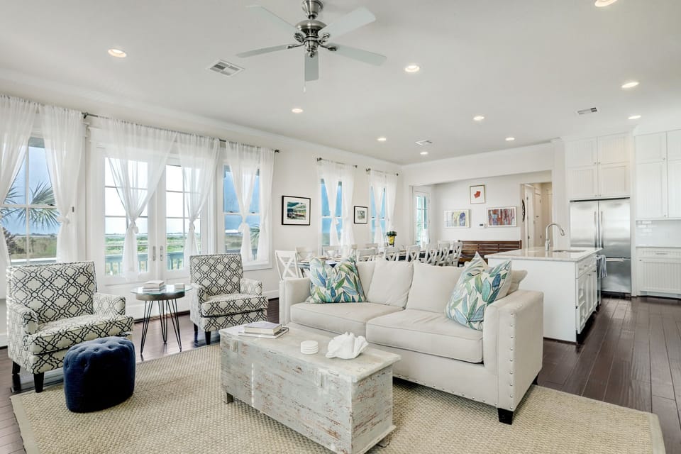 Lots of natural lighting to enjoy a sunny Galveston day