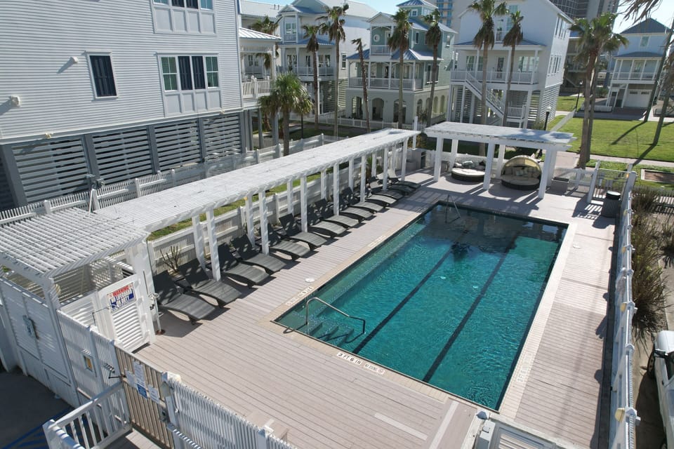 Community Pool - Open Seasonally - With Pool Pass
