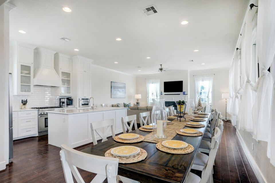 Open kitchen and large dining room table perfect to friends and family 