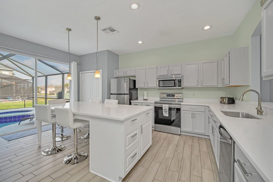 Eat in kitchen with plenty of seating 